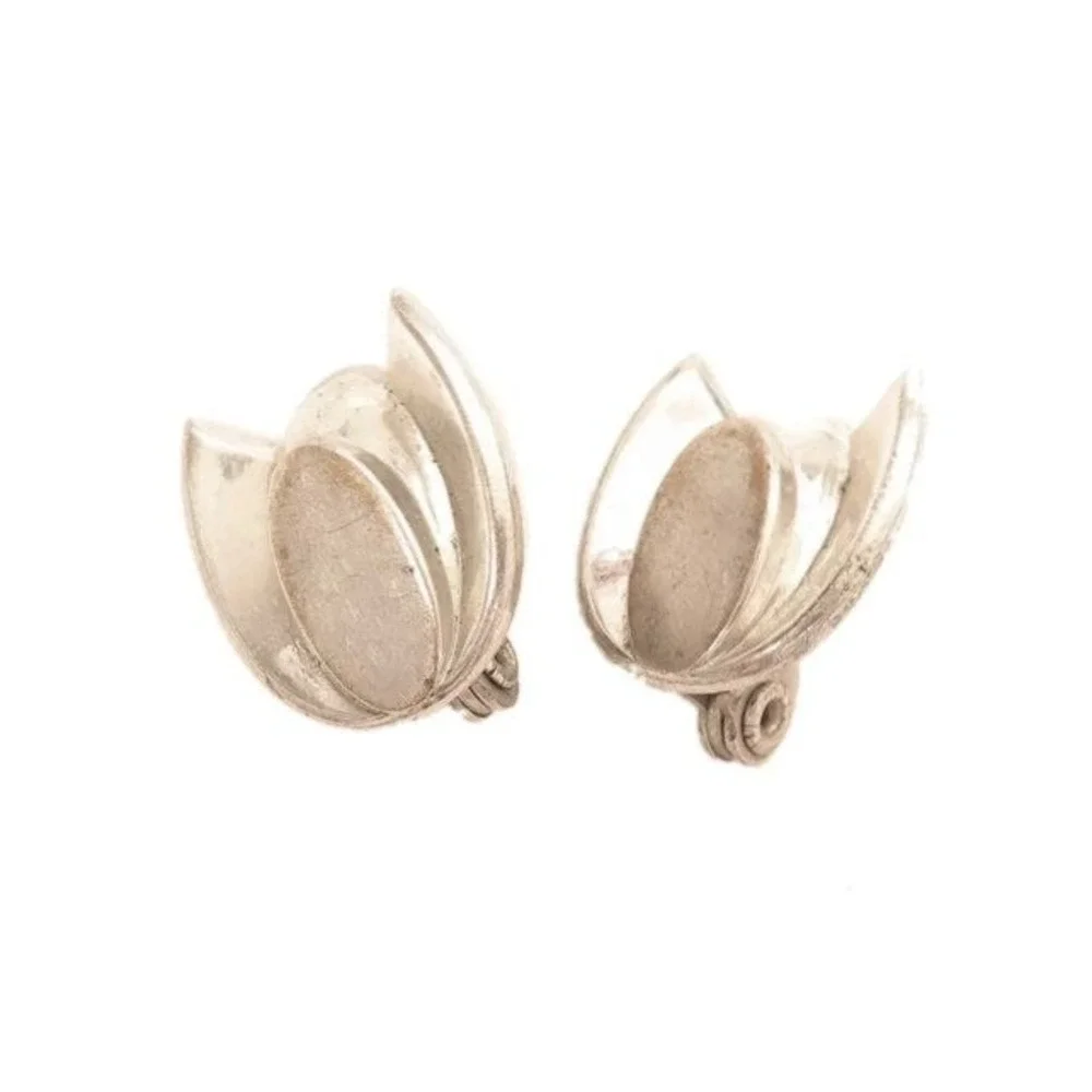 Vintage Silver Toned Old Designer‎ Signed Monet Vintage Tulip Earrings